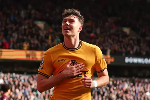 ذا أثلتيك: نيوكاسل يعرض 50 مليون إسترليني لضم لارسن من وولفرهامبتون